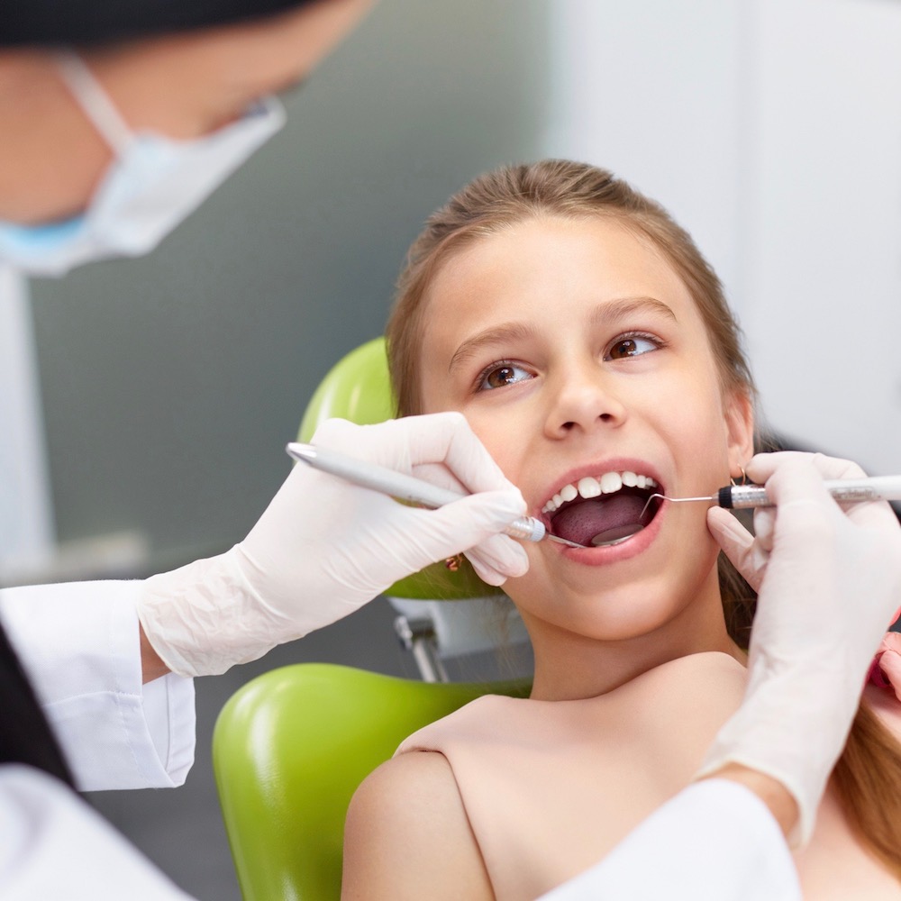 Mädchen beim Check Up mit Zahnarzt