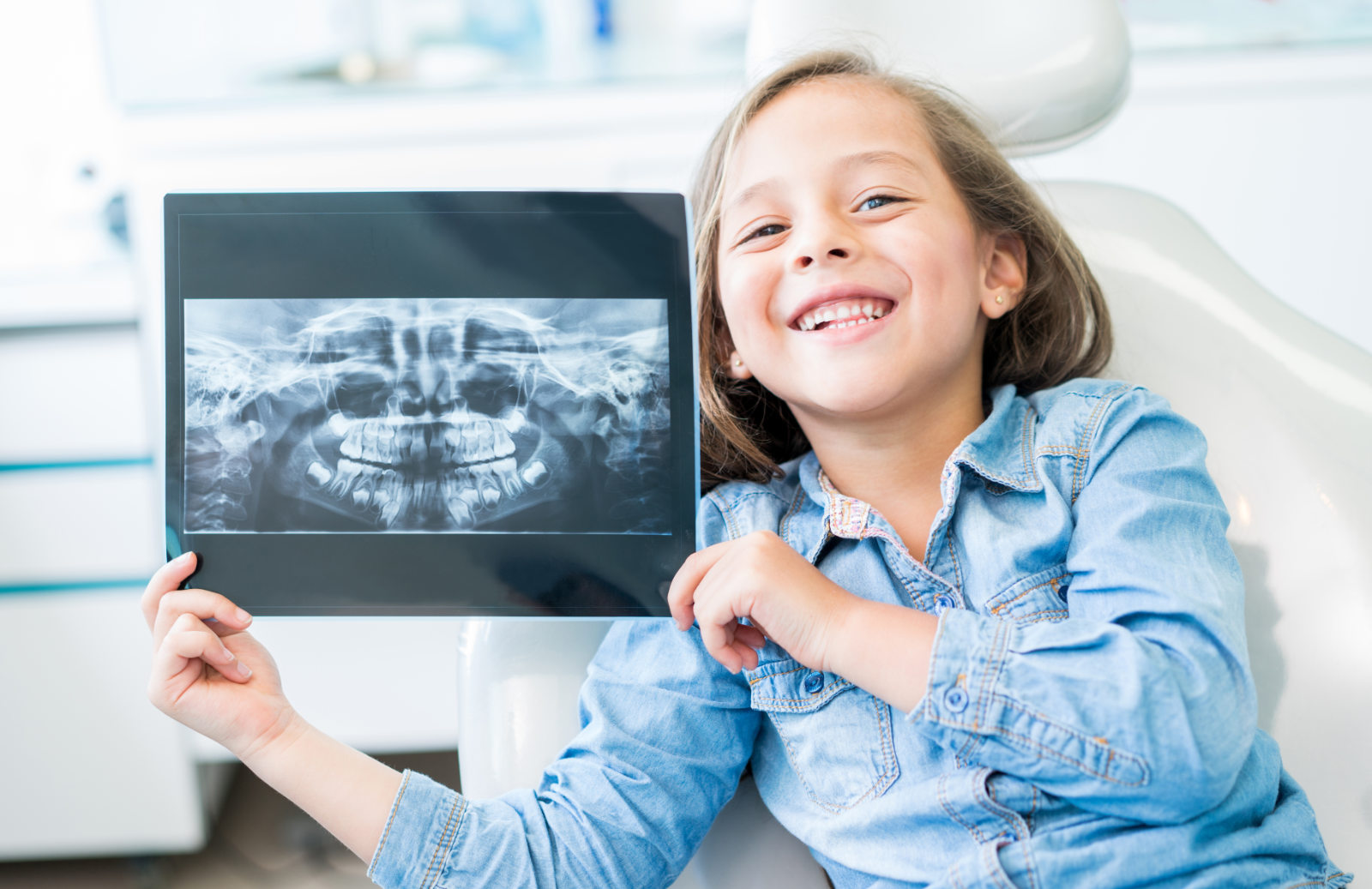 Mädchen zeigt Röntgen Bild