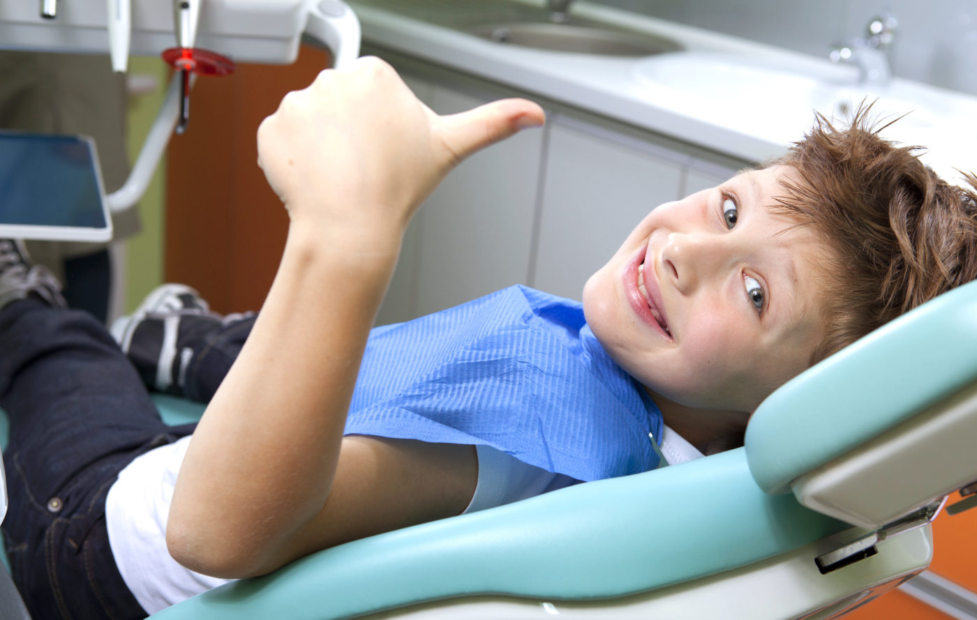 Junge bei einer Zahnarztbehandlung