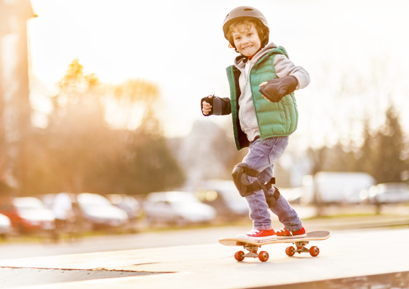 Kleiner Junge fährt Skateboard